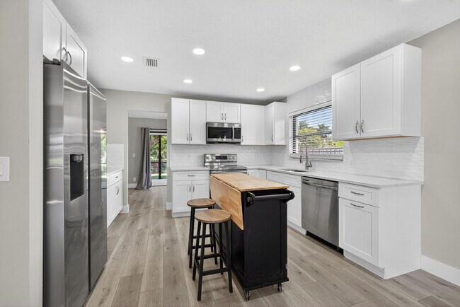 Building Photo - 1202 Essex Dr