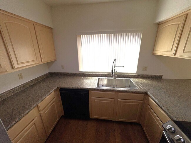 Building Photo - Eastside townhome, convenient location