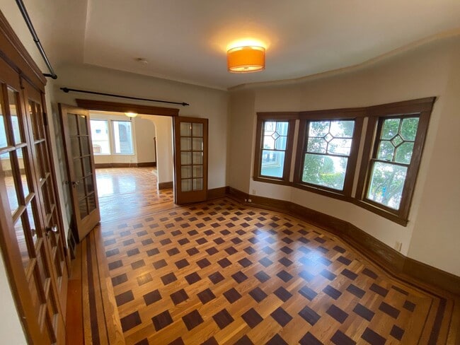 Building Photo - Epic REA - Spacious Light-filled Corner House 4BD/ 2BA