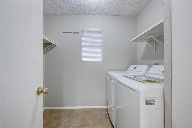 Building Photo - 6300 Capriola Dr