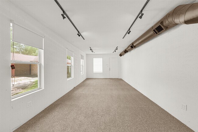 Building Photo - 705 Holly Springs Ct