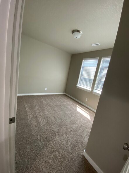 Building Photo - 1640 SW Panorama Dr