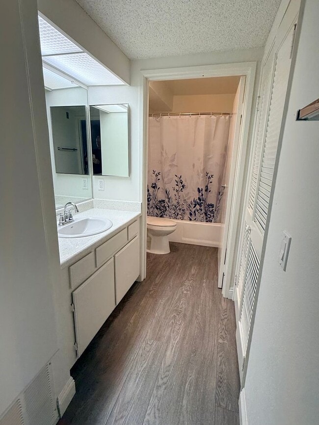 Building Photo - Clean & a Great Value Well Appointed Apartment