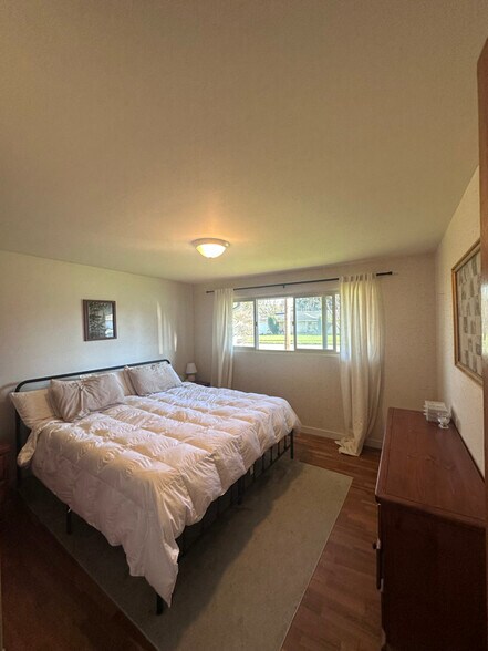 Building Photo - 12090 Country Ln