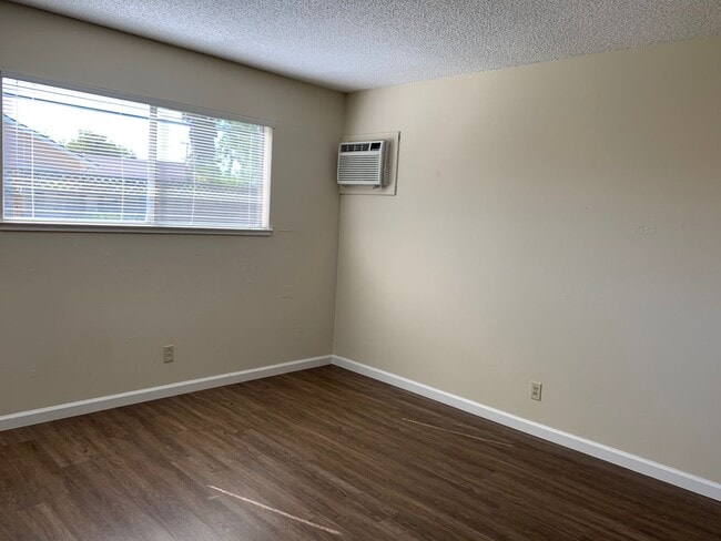 Building Photo - Excellent Value! Spacious Updated South Sa...