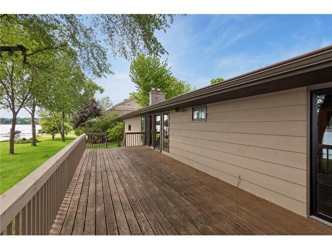 Building Photo - 1303 Crystal Lake Rd E