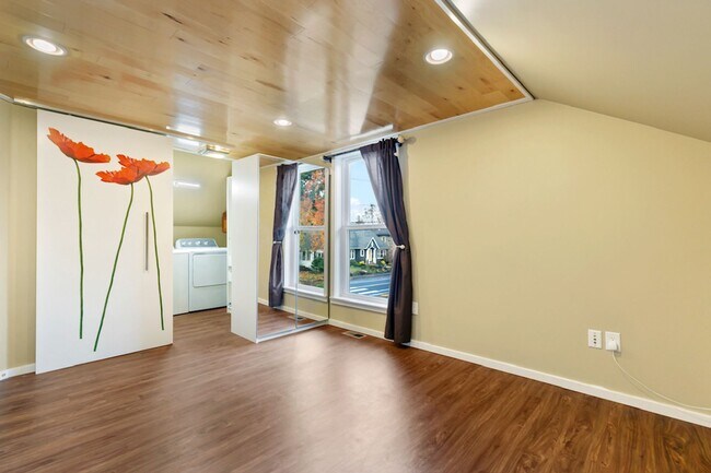 Building Photo - Classic Portland Bungalow