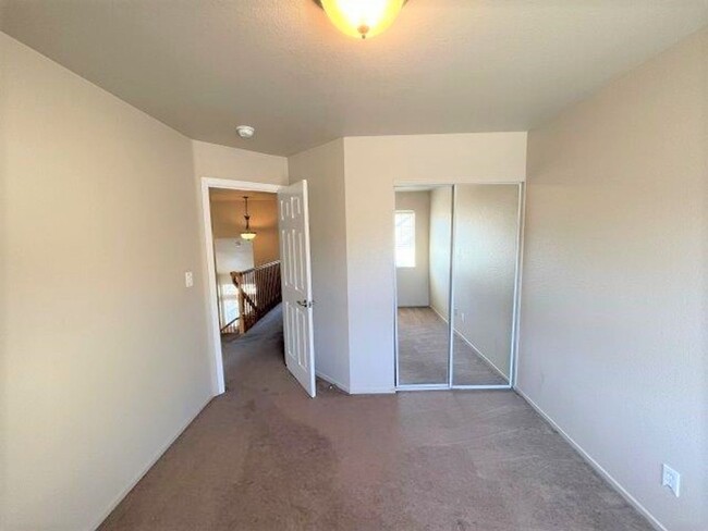 Building Photo - Clayton Beautiful 3 bedroom 2.5 bathroom w...