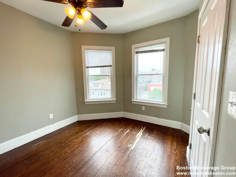 Building Photo - 178 Hillside St