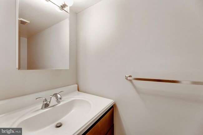 Building Photo - 18 Chantilly Ct