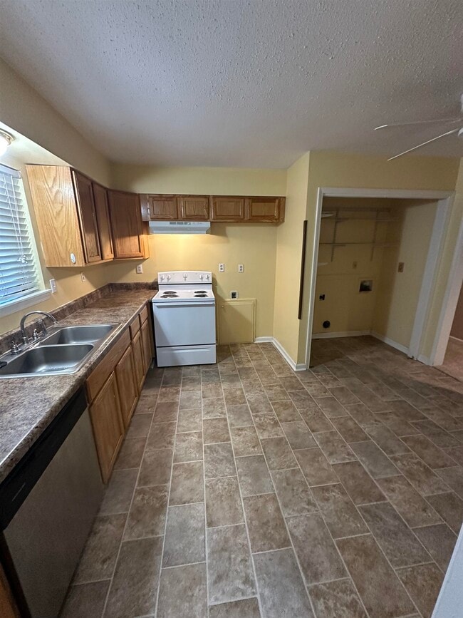 Building Photo - 7032 Pam Dr