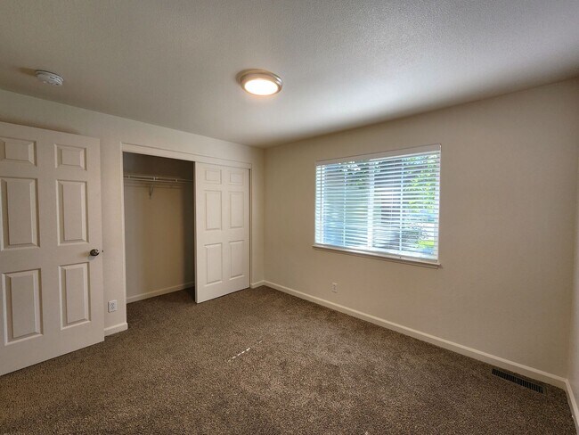 Building Photo - Rent Special $500 off 1st mo's