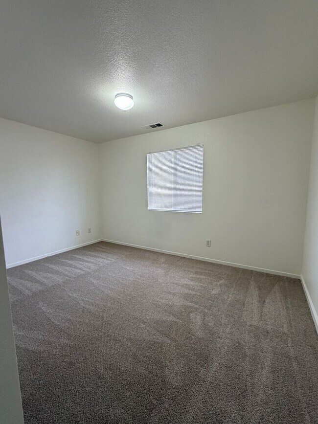 Building Photo - 360 Linden St