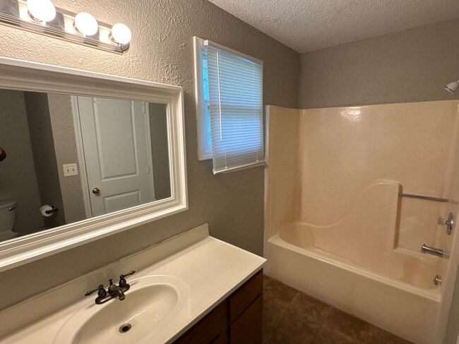 Building Photo - 3 Bedroom! 2 Baths! 2 Car Garage!  Kickapo...