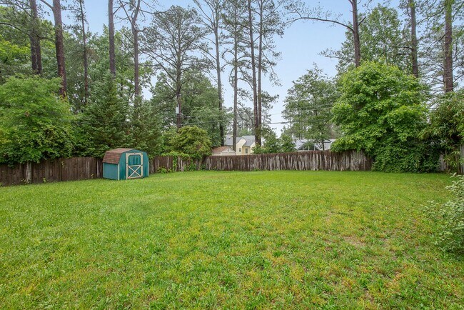 Building Photo - $2,300 / 3 br / 1.0 ba / 1,008 sqft