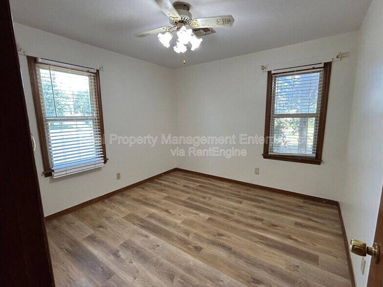 Building Photo - 204 Wolf Ln