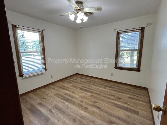 Building Photo - 204 Wolf Ln