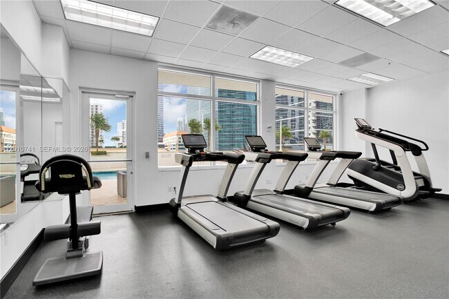 Building Photo - 1200 Brickell Bay Dr