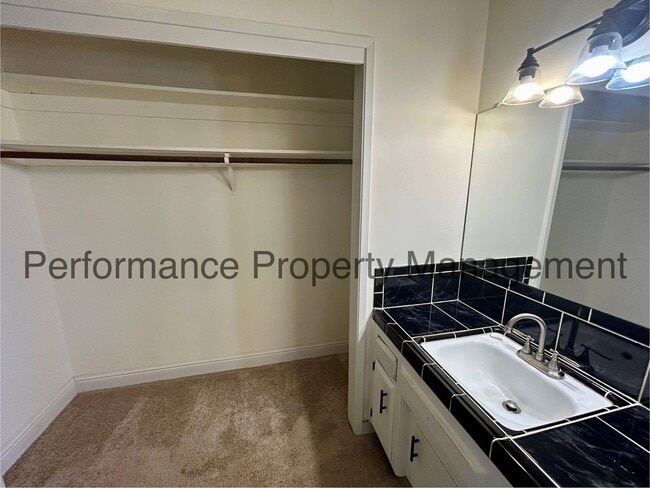 Building Photo - Cozy 3 Bed/2 Bath Home in SW Bakersfield w/ RBP & Security Deposit Alternative Option