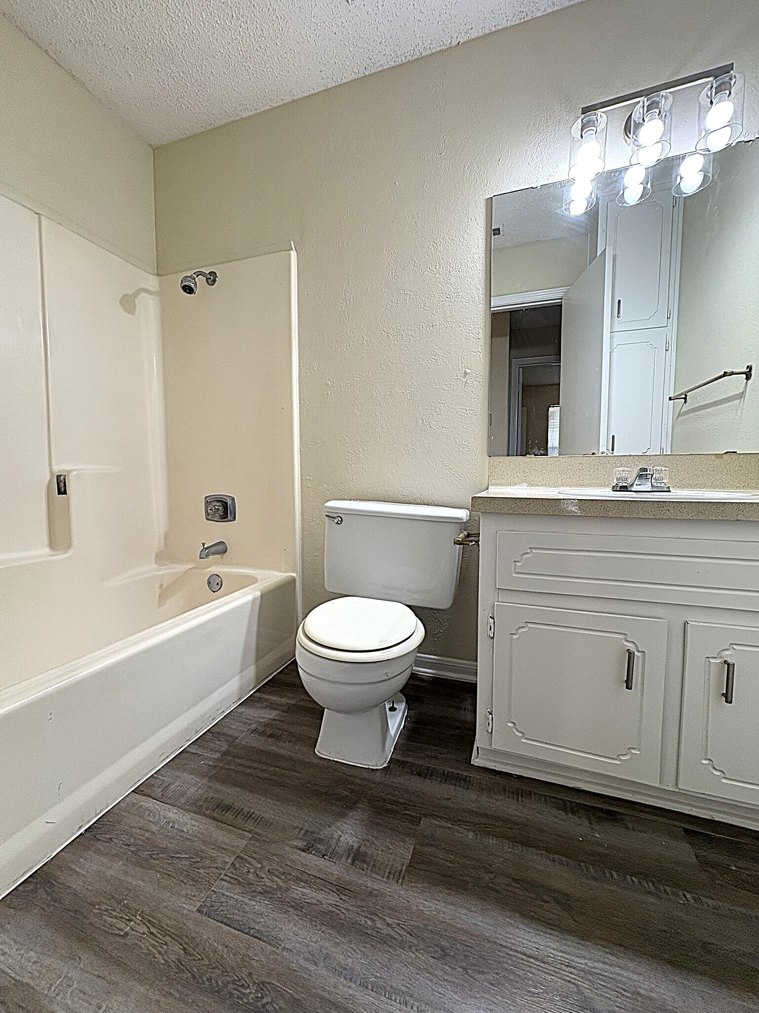 Building Photo - 3901 Hereford Ln