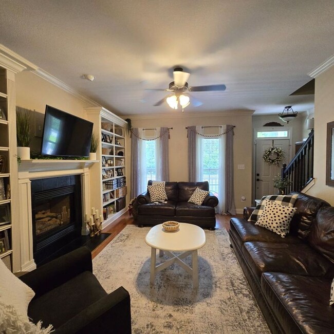 Building Photo - Spacious Buckhead home