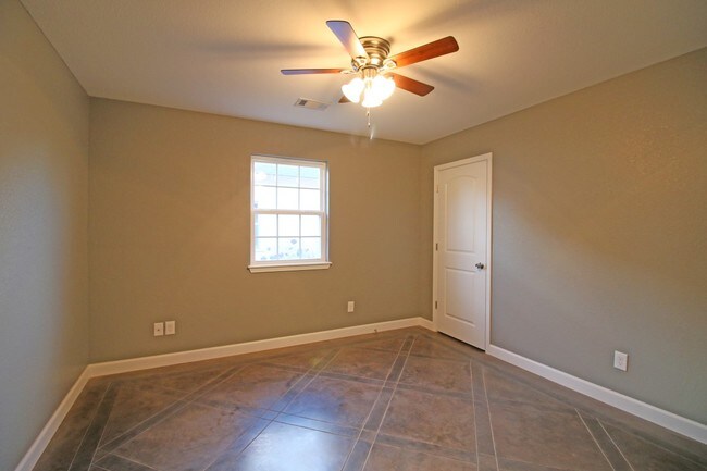 Building Photo - 1012 E Boswell St