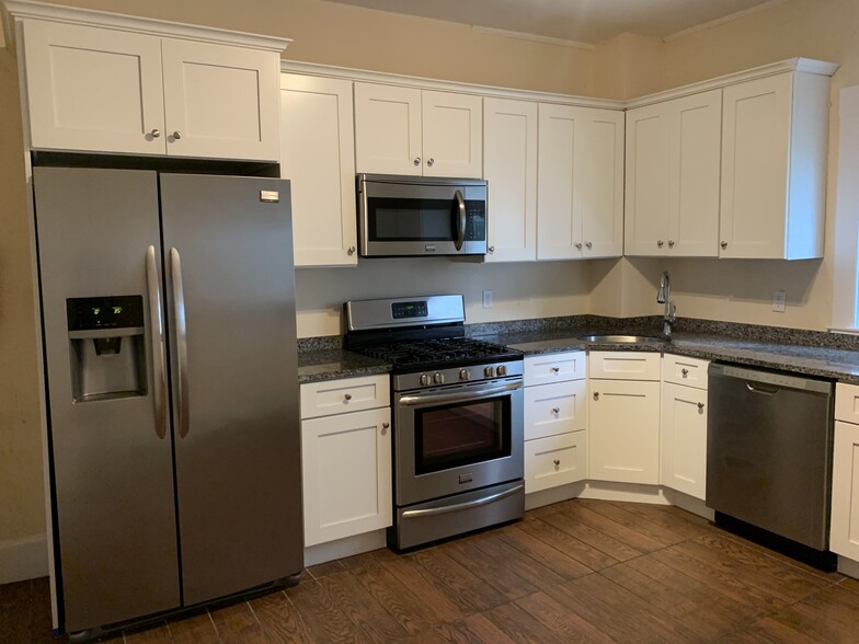 Primary Photo - 246 W 5th St