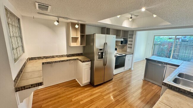 Building Photo - 8903 Trone Cir