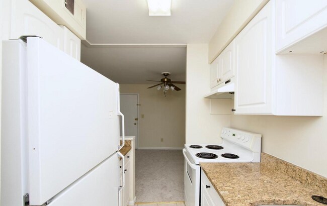 Building Photo - Charming 1-Bedroom Condo in Sought-After Cardinal Forest!