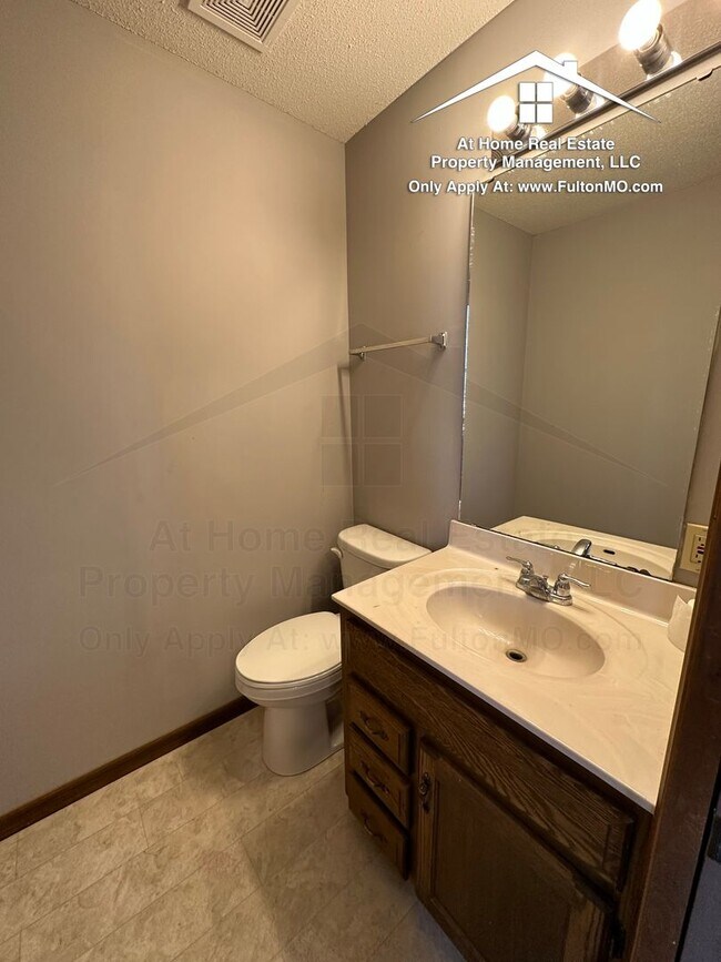 Building Photo - 101 East 10th Street, Apartment 13