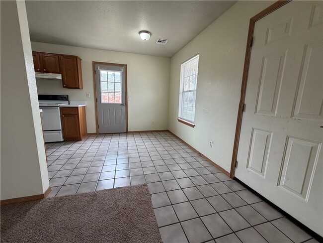 Building Photo - 607 N Main St