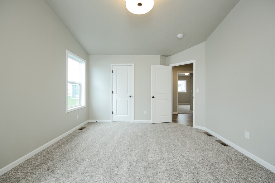Master with walk in closet - 5940 S Coneflower Ave