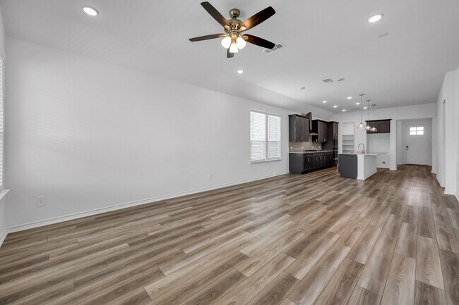 Building Photo - 551 Ruby Bnd Ln