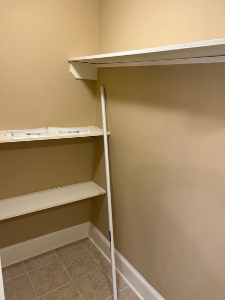 Building Photo - 5560 Maple Ridge Dr