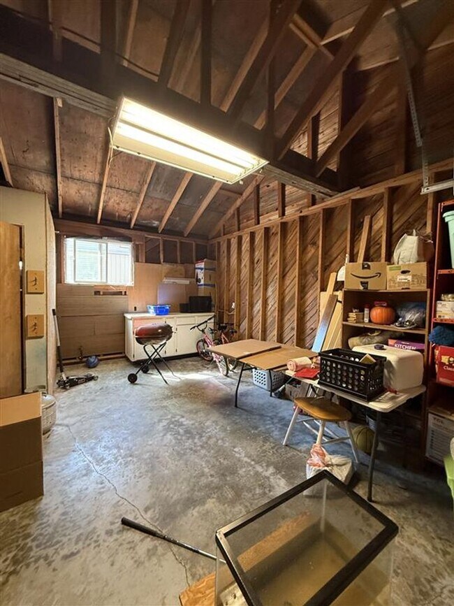 Building Photo - 4 Bedroom House for Rent