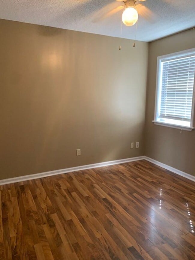 Building Photo - 3BD/2B in Remerton