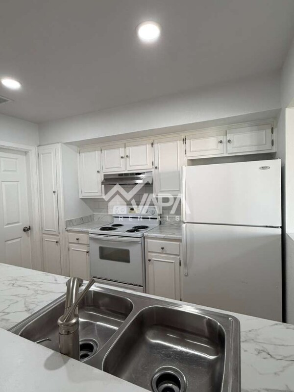 Building Photo - 5019 Starfire St