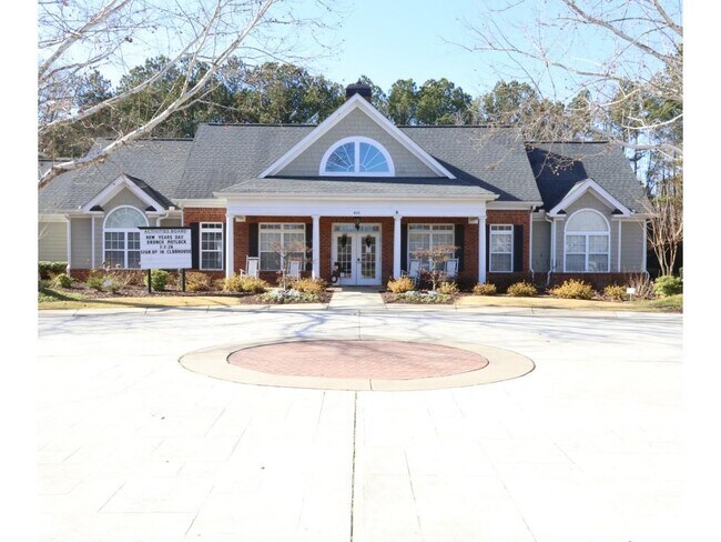 Building Photo - 3204 Village Ln