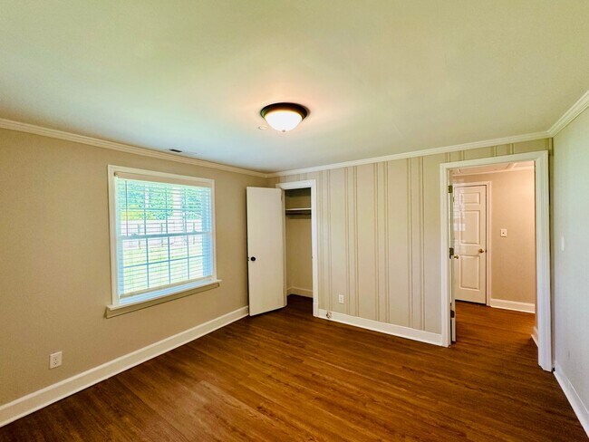 Building Photo - WILSHIRE BLVD - 4 Bedroom - minutes to UNC...