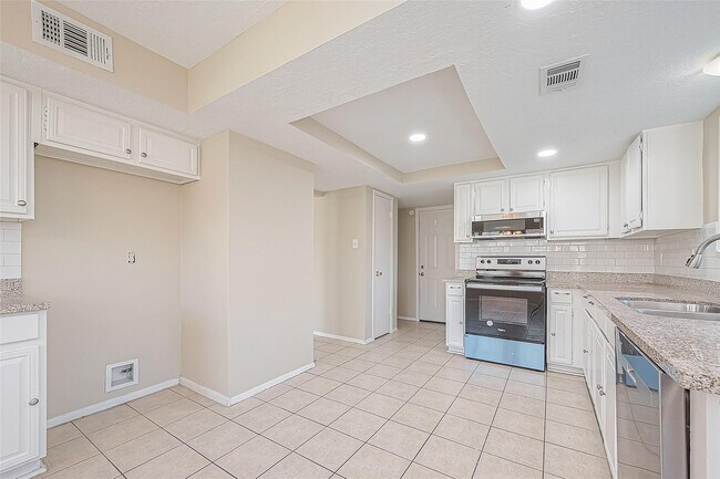 Building Photo - 15730 Oak Mountain Dr