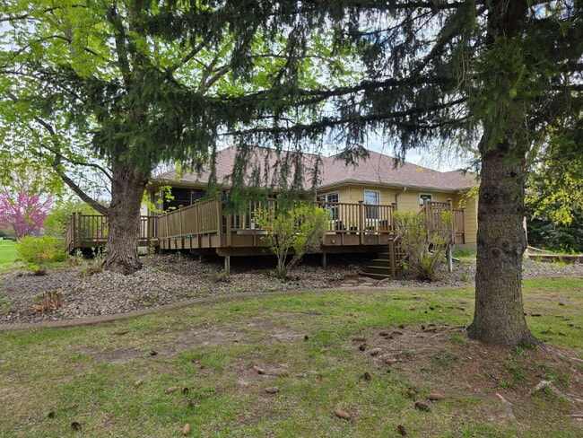Building Photo - Multi generational Home New London