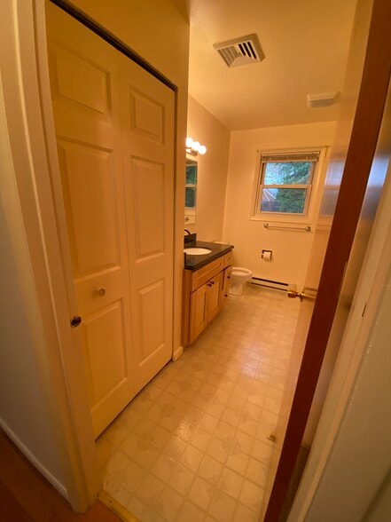 full bath view 1 - 923 St Clair St