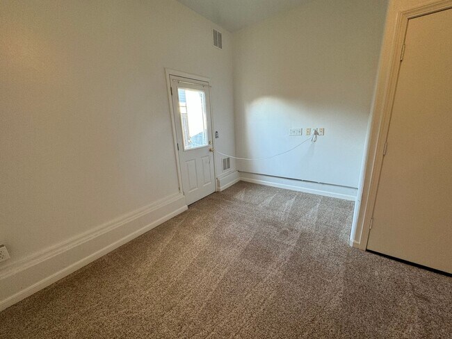 Building Photo - Beautiful 3 Bedroom In Eugene MOVE IN SPECIAL $300 off 1st month rent