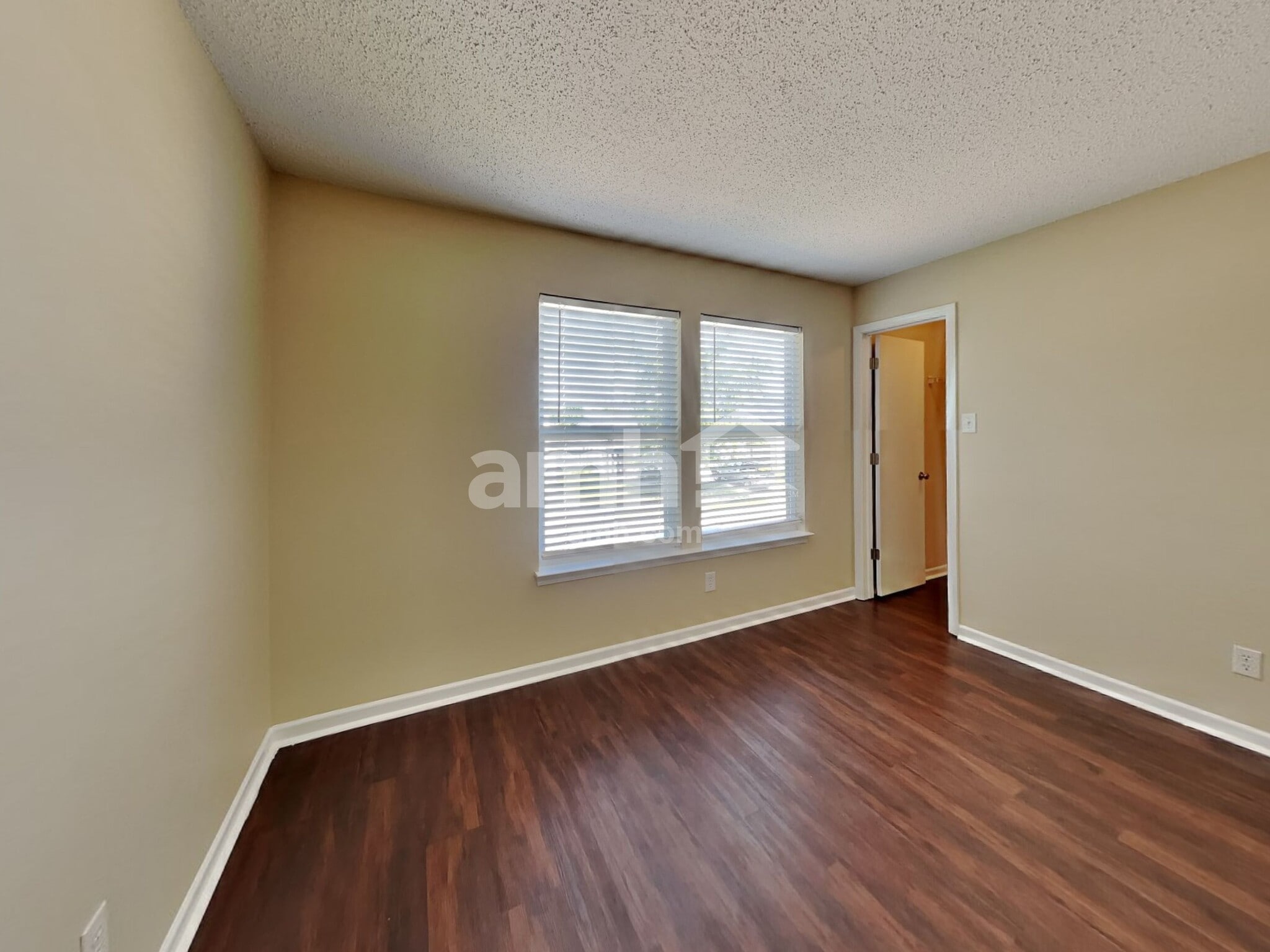 Building Photo - 2185 Shadowbrook Dr