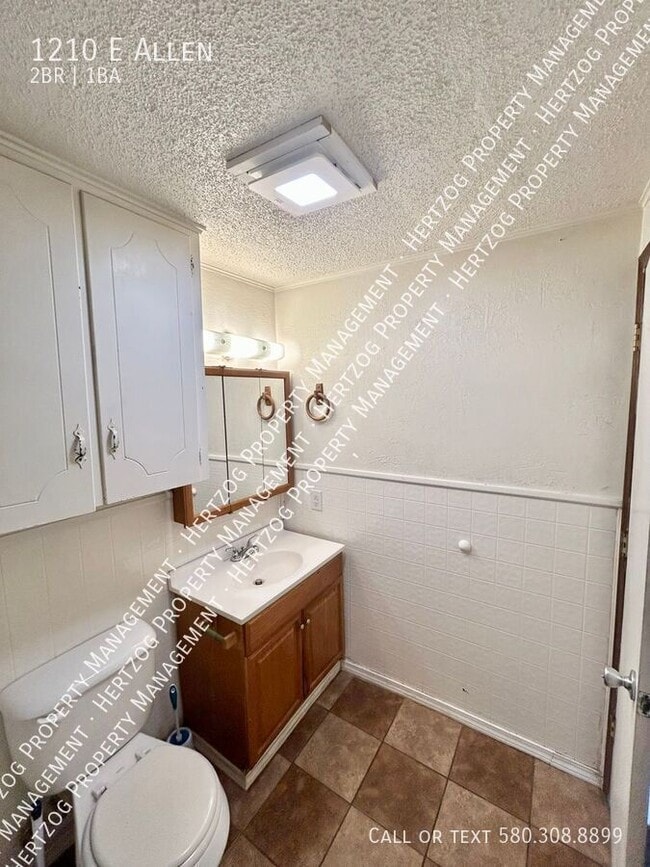 Building Photo - 1210 E Allen-