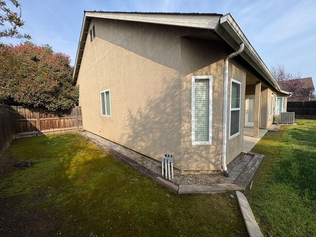 Building Photo - Spacious Tulare Home Available Now!