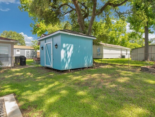 Building Photo - 683 Water View Dr