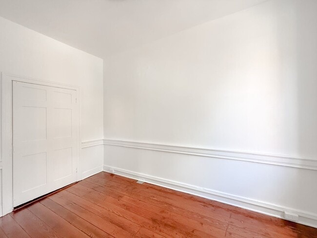 Building Photo - Downtown & Available Now!
