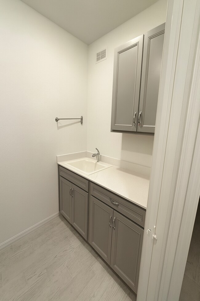 Building Photo - Beautiful Custom Home in Del Webb 55+ Community