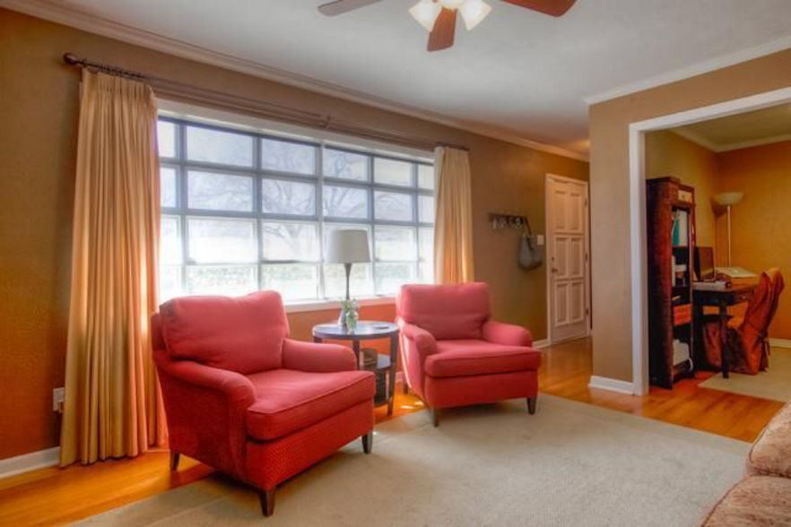 Lot's of Natural Light - 3300 Medina Avenue